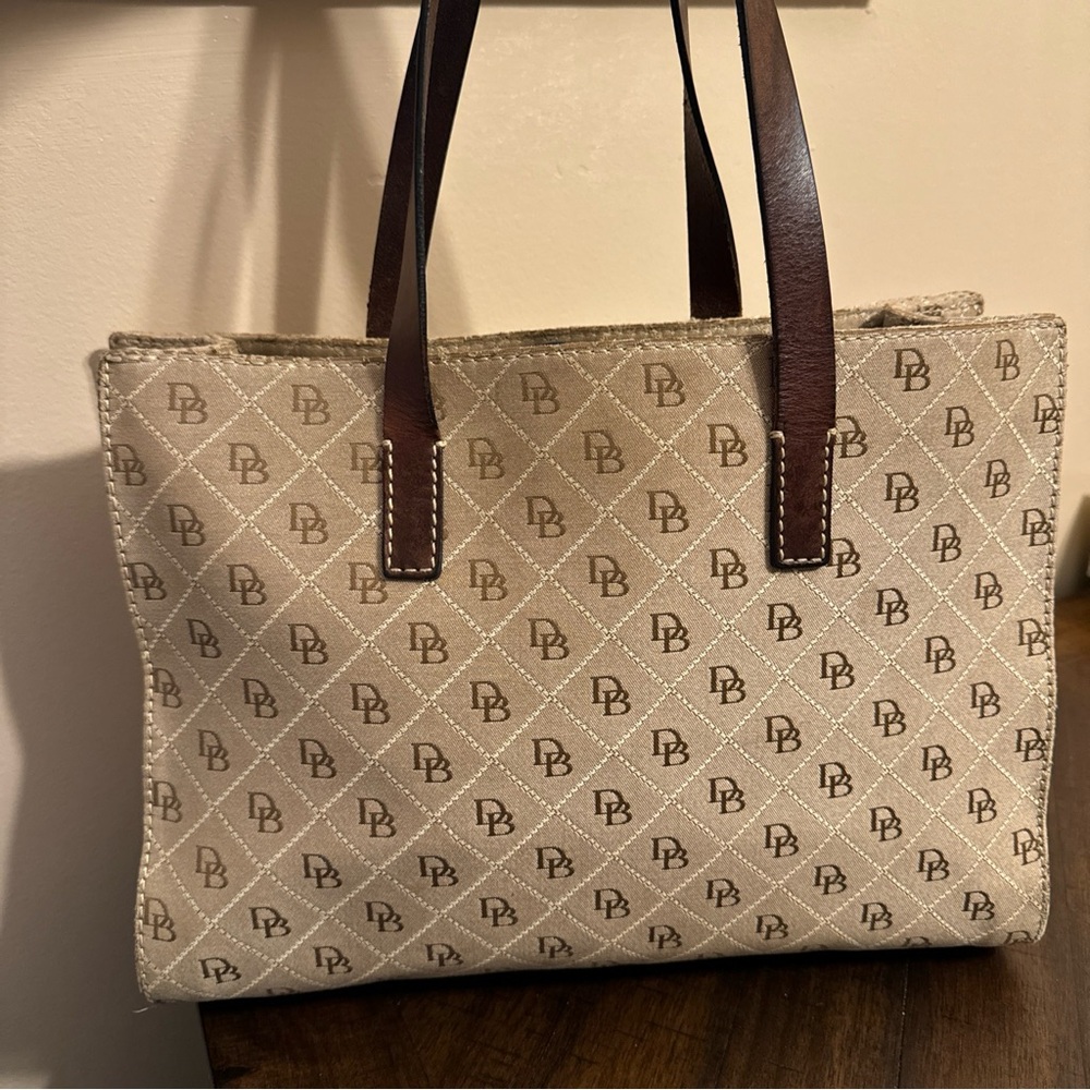 Dooney & Bourke East West Tote Signature Quilt Tan & Brown Stitching EUC - Picture 3 of 16